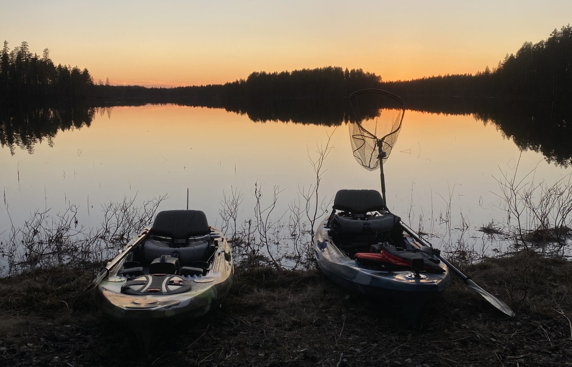 Kalastusveneet Mustan Mäntyjärven rannalla