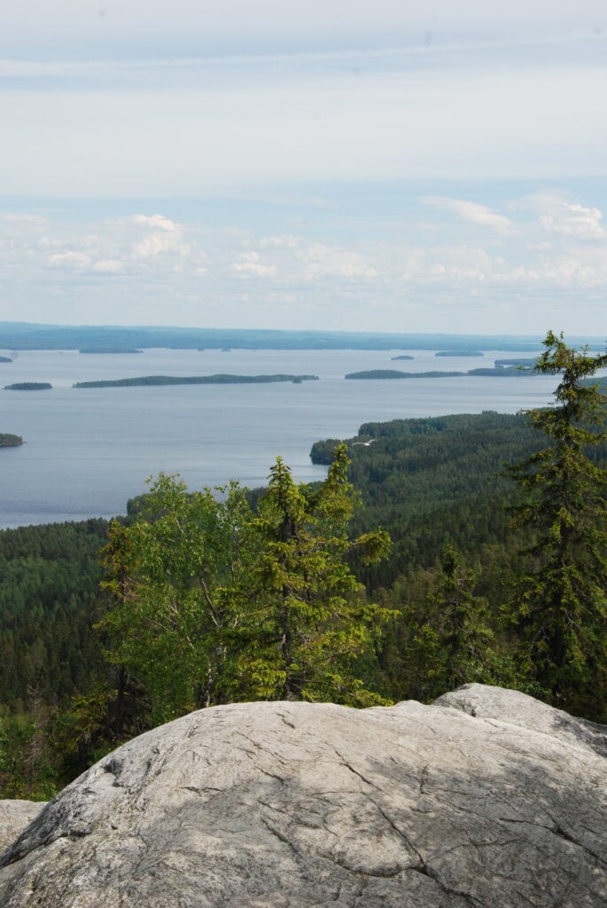 Kolin maisema kallioita ja saaria järvellä