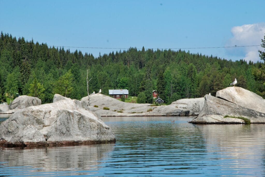 kivilohkareita Jero-järvellä